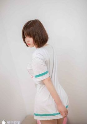一边亲胸一边摸一边揉打扑克_1080P高清电影在线